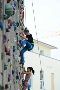 Gemeinsam trainieren wir in drei Gruppen klettern und bouldern in Rostock