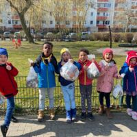 Kindergartengruppe „Wetterfrösche“ aus Evershagen. Die Kinder hatten einen Riesen Spaß dabei das Fischerdorf von den vielen Müll zu befreien