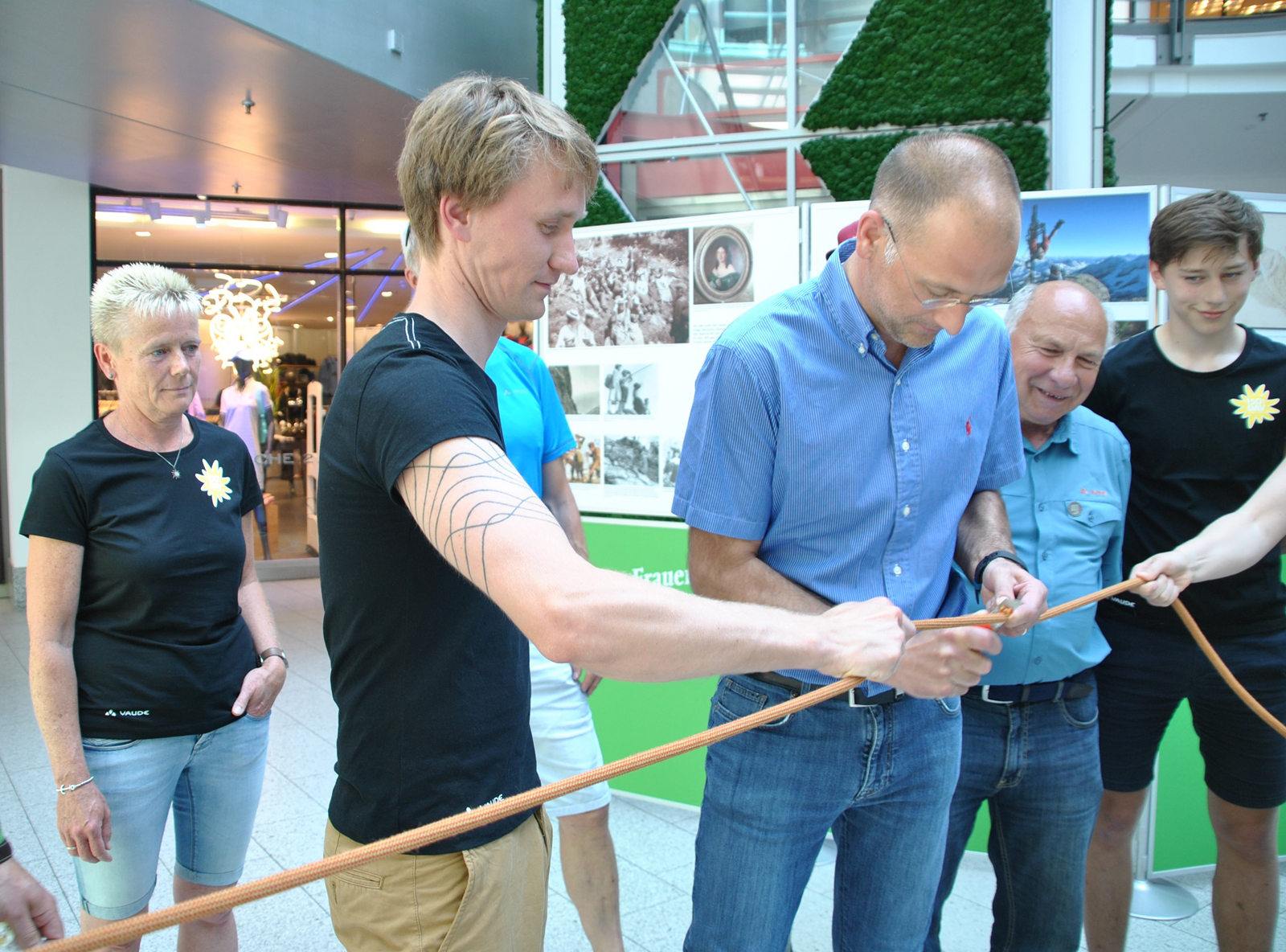Centermanager Heiner Ganz durchtrennt ein Seil zur Eröffnung der Wanderausstellung. Foto: Pröber